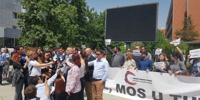 Kosovalı Gazetecilerden “Korkma, Konuş” Eylemi