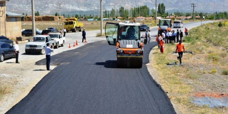 Köy Yolları Sıcak Asfalt İle Kaplanıyor