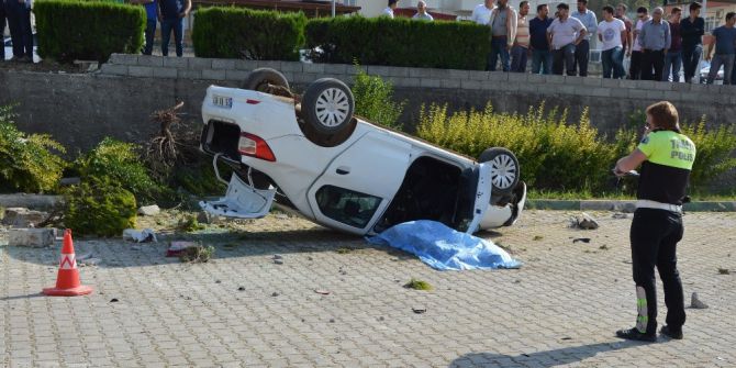 Antalya’da Tur Minibüsüyle Otomobil Çarpıştı: 1 Ölü, 4 Yaralı