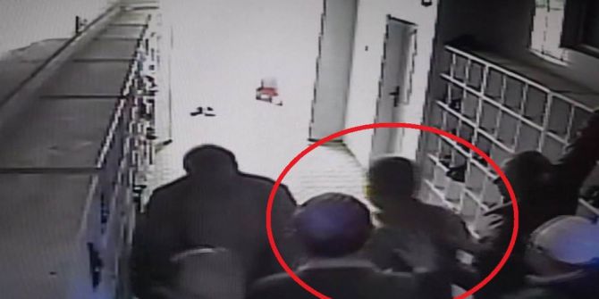 Camide Müezzine Bıçaklı Saldırı Kamerada