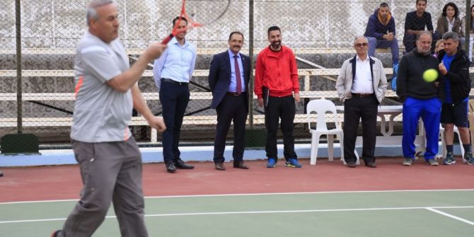 Uşak’ta Geleneksel “Bahara Merhaba Tenis Turnuvası” Başladı