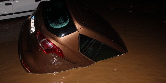 Polis Memuru Çocuğuyla Su Dolu Çukura Saplandı