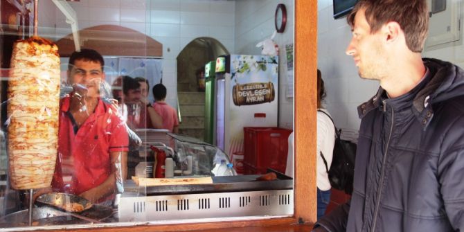 Lokantada Yemek Yiyenlere Hasretle Bakıyor