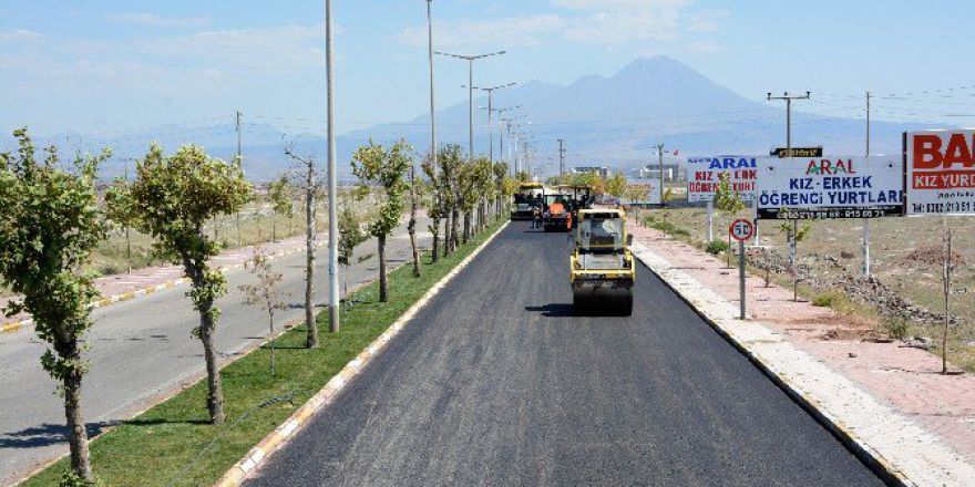 Aksaray Belediyesi, Üniversitesinin Yolunu Asfaltlıyor