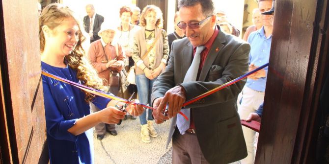 Antik Mozaik Desenlerini Kumaş İle Buluşturdu