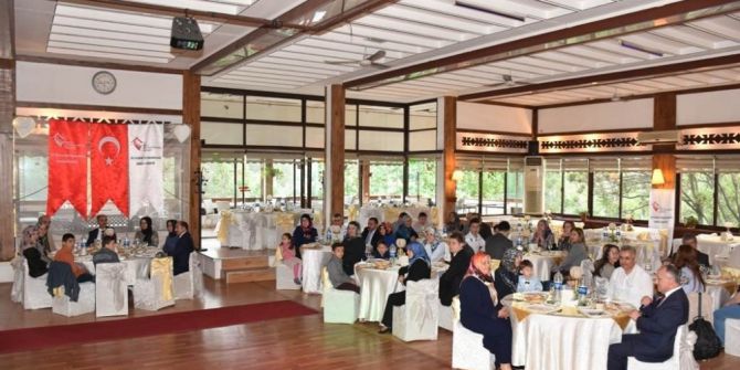 Vali Aktaş, Koruyucu Ailelerle Bir Araya Geldi.