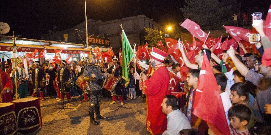 Demokrasi Nöbetçilerine Mehteranlı Destek