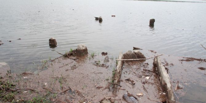 Sular Çekilince Gün Yüzüne Çıkan Mezarlara Defineciler Dadandı