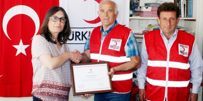 Annesinin Dairesini Kızılay’a Bağışladı