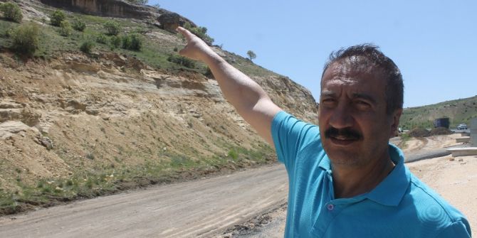 Mardin-diyarbakır Karayolunda Kaya Kütlesi Tehlikesi