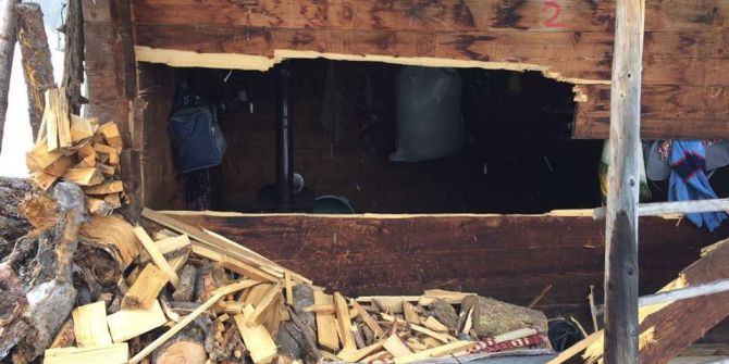 Artvin’de Ayılar Ahşap Evleri Parçaladı