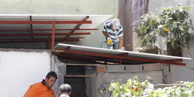 Evlerinin Çatısı Çökme Tehlikesindeki Aileye Akdeniz Belediyesi’nden Destek