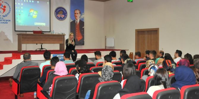 Akşehir’de Yazarlardan Konferans