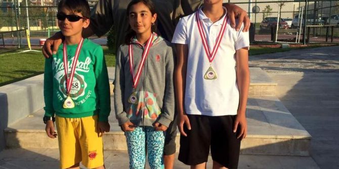 Minik Tenisçiler Turnuva Şampiyonu Oldu