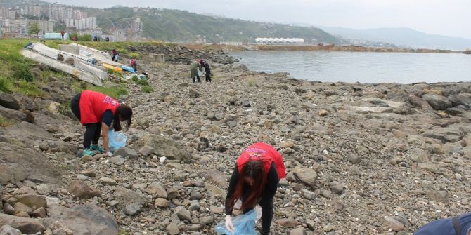Trabzon’da Üniversiteli Gençler Sahilleri Temizledi