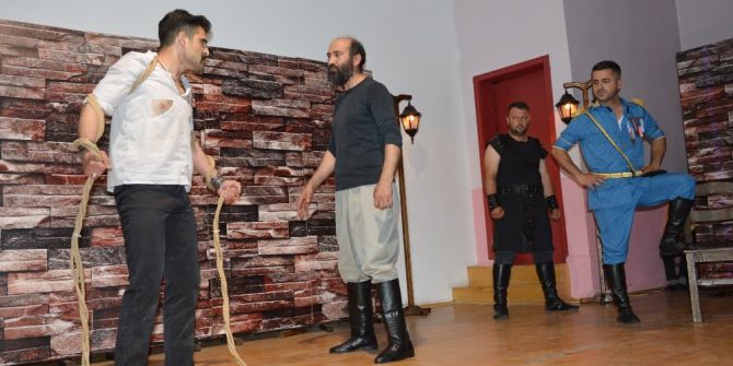 Niksar’da ’Çanakkale Buzdağının Ardı’ Oyunu Sahnelendi