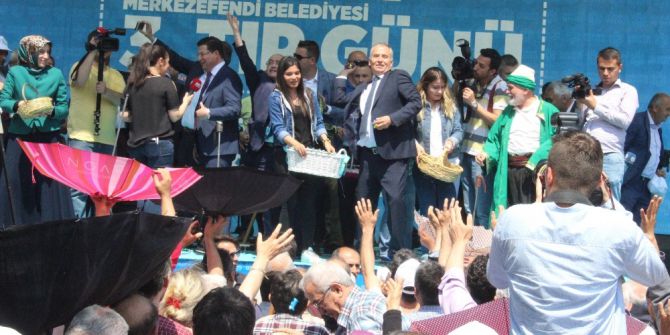 Vatandaşlar, Fesleğen Ve Mesir Macunu Almak İçin Birbirleriyle Yarıştı