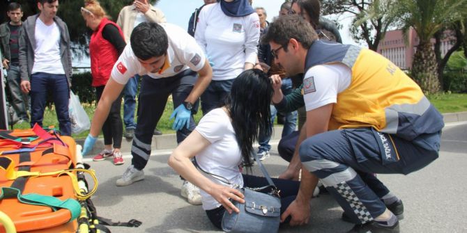 Yolun Karşısına Geçmeye Çalışan Genç Kıza Otomobil Çarptı