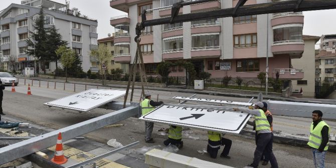 Başkent’te, Her Yöne Trafik Levhası