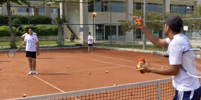 Mersin’deki Engelliler Kortlarda Buluştu