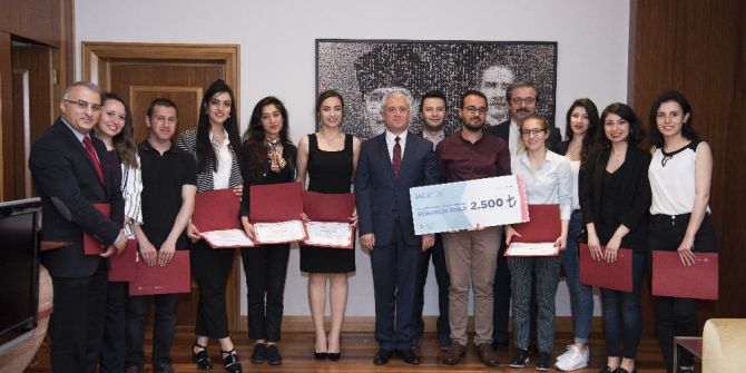 Ödül Alan Hukuk Fakültesi Öğrencileri Rektör Gündoğan’ı Ziyaret Etti