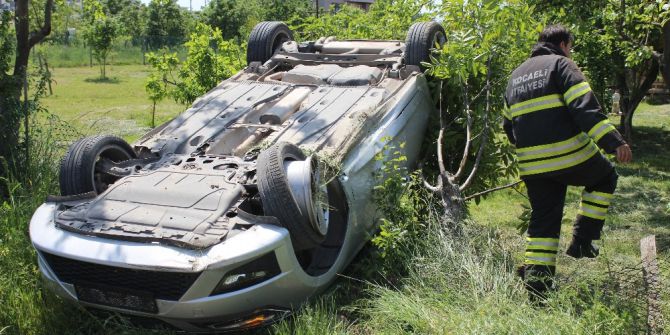Hafif Ticari Aracın Çarptığı Otomobil Takla Attı:3 Yaralı