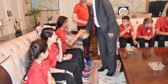 Mutluluklarını Vali Güvençer İle Paylaştılar