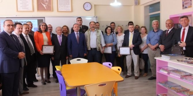 Burhaniye’ De Kütüphaneye Destek Olan İş Adamlarına Teşekkür Belgesi