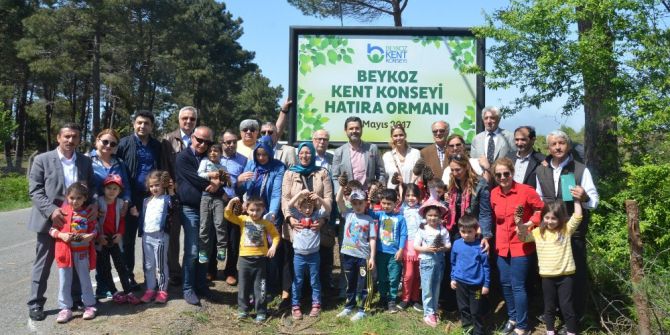 Beykoz’da Anaokulu Öğrencileri Çam Fidanı Dikti