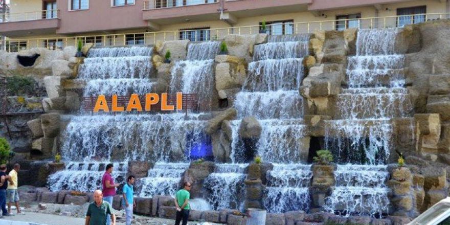 Alaplı Girişi Dekoratif Şelale İle Renklendirildi