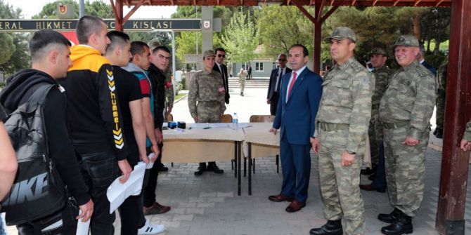 Acemi Erleri Vali İle Komutanlar Karşıladı