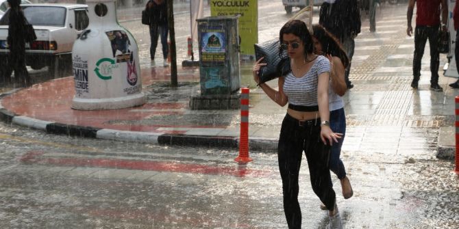Manisalılar Yağmura Hazırlıksız Yakalandı