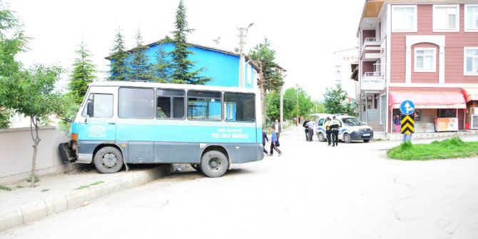 Freni Patlayan Minibüs Okulun Bahçe Duvarına Çarptı: 5 Yaralı