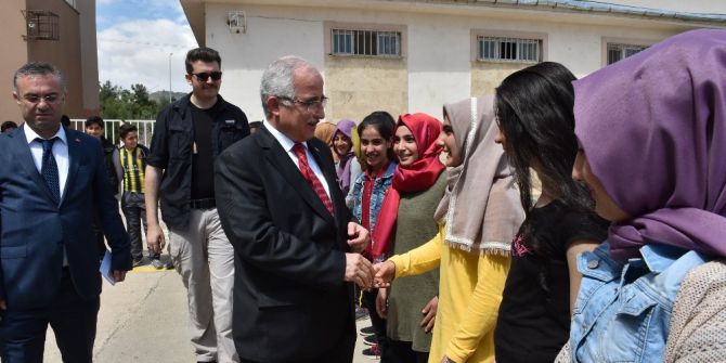 Vali Tuna Öğrencilerle Bir Araya Geldi