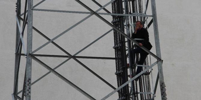 Baz İstasyonuna Çıkıp İntihara Kalkıştı