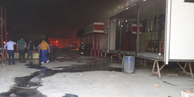 Hatay’da Treyler Fabrikasında Yangın