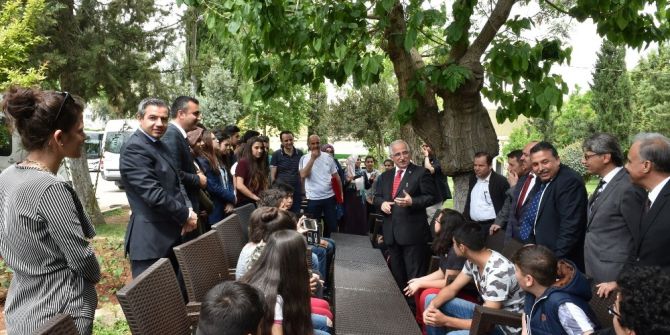 Vali Tuna Kardeş Okul Öğrencilerini Ağırladı