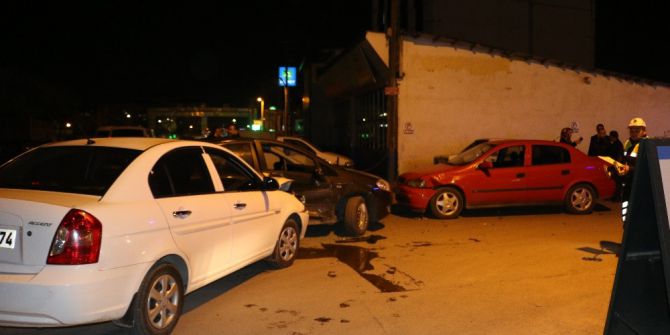 Kadın Sürücünün Kullandığı Otomobile İki Araç Birden Çarptı