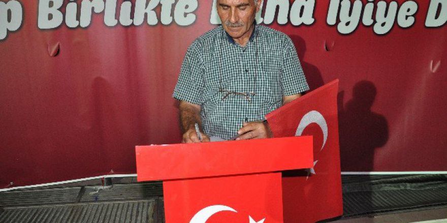 Demokrasi Nöbetinde ‘Tarihe Sen De Not Düş’ Standı