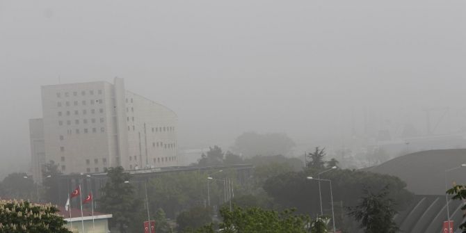 Pis Koku Ve Sis Şehri Esir Aldı