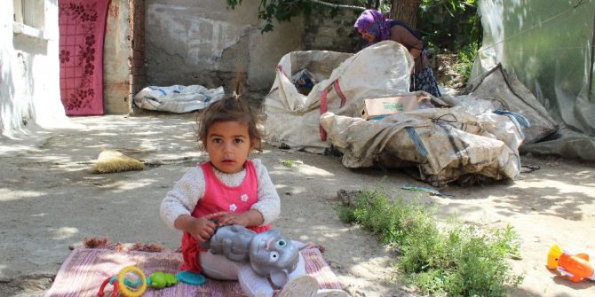 İki Çocuğuyla Birlikte Terk Edilen Kadına Yardımseverler Sahip Çıktı