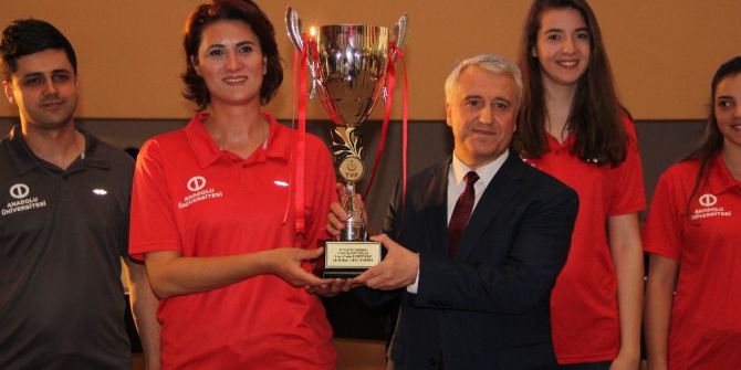 Şampiyonlar Kupalarını Rektör Gündoğan’a Takdim Etti