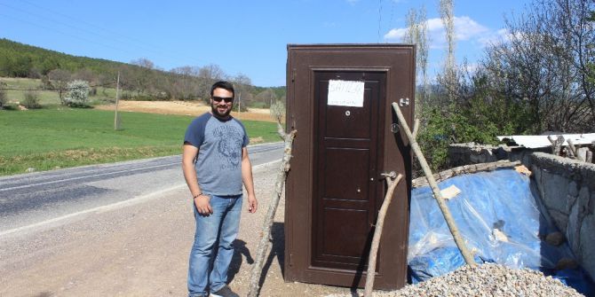 Yol Kenarında Satılık Kapı
