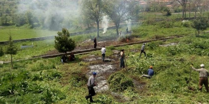 Köy Sakinlerinden Mezarlık Temizliği
