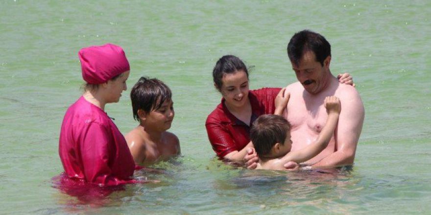 Bolu’da Sıcaktan Bunalan Vatandaşlar Akkayalar Traverterlerinde Serinledi