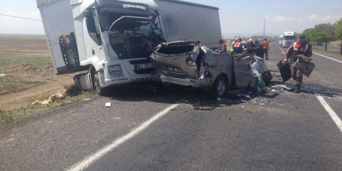 Kayseri-adana Karayolunda Tır İle Otomobil Çarpıştı