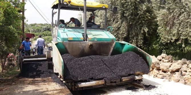 Erdemli’de Sıcak Asfalt Çalışmaları Devam Ediyor