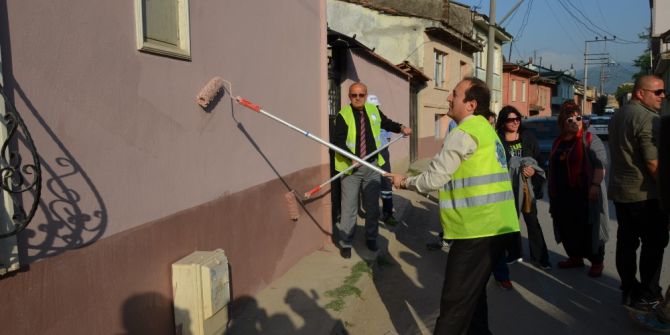 Ellerine Fırça Alan Protokol Mensupları Binaları Boyadı