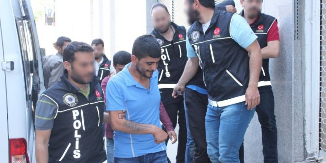 Adliyeye Sevk Edilen Uyuşturucu Tacirleri Gazetecilere Saldırdı