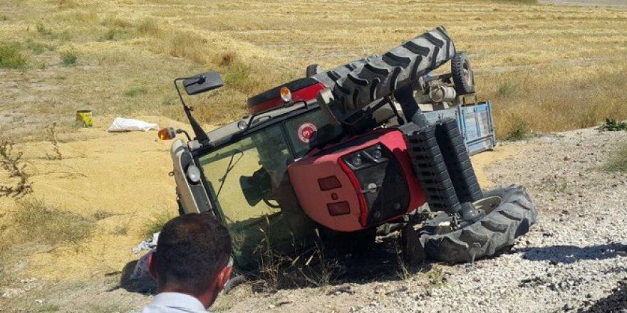 Adilcevaz’da Buğday Yüklü Traktör Devrildi